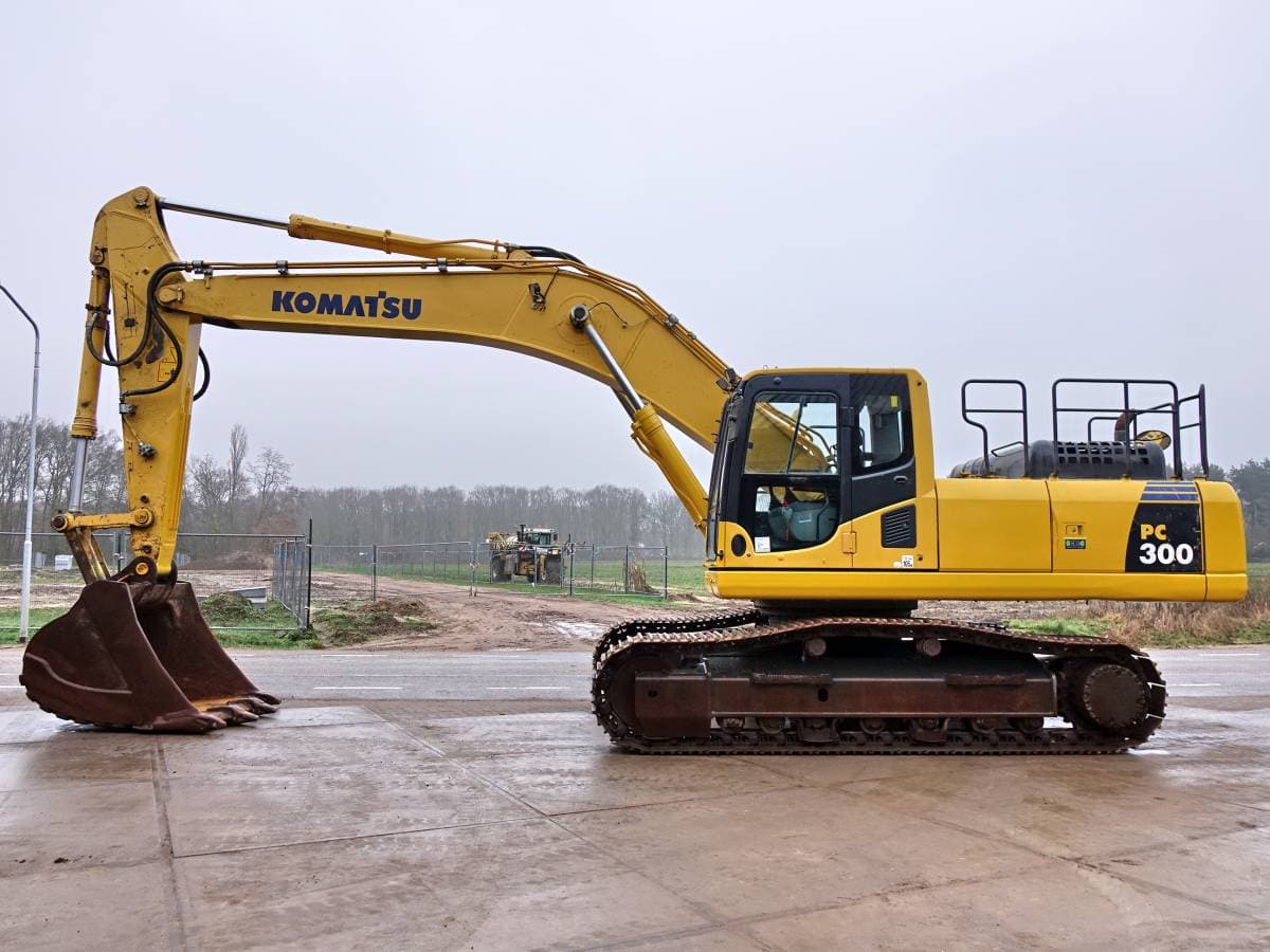 Komatsu PC300-8 Excavator